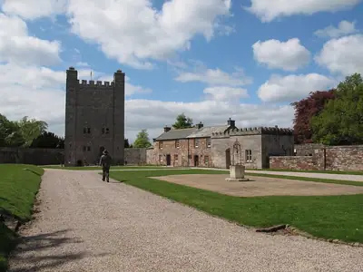 컴브리아 Appleby Castle의 안뜰과 저택