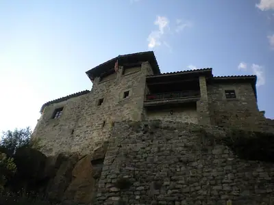 리폴 자치체 Llaés 위 언덕 꼭대기의 Castell de Llaés와 Sant Bartomeu 성당