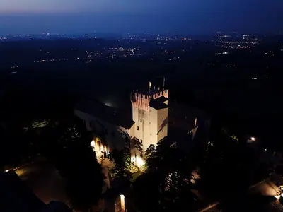 아펜니노 전경을 배경으로 언덕 위에 선 Castello di Guiglia
