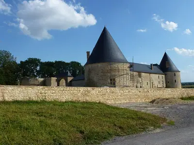 모서리 탑이 있는 아르덴의 요새화된 농장, 샤르본의 Château de Charbogne