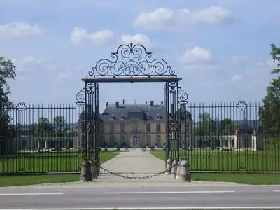 Château de La Motte-Tilly의 정문과 정원