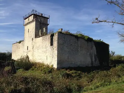 해자를 두른 Château de Sémignan