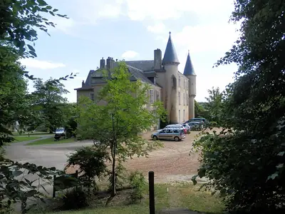 Château de Pescheray로 이어지는 길