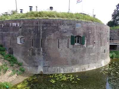 토루로 둘러싸인 헬데를란트의 Fort Vuren 탑 요새