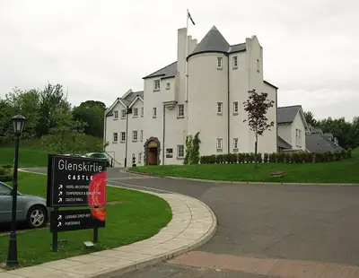뱅크녹에서 성 스타일의 탑이 있는 Glenskirlie Castle