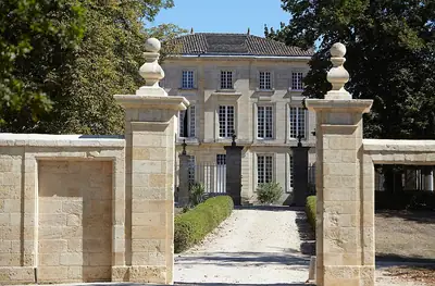 Château Grand Cru에서 약 600 m 떨어진 생테밀리옹의 와인 농장 Château-Figeac. 저택 자체의 무료 사진은 없습니다