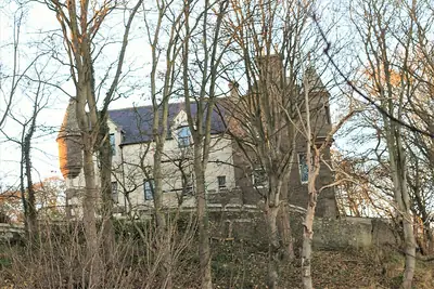 애버딘셔 인버버비에서 나무 사이로 보이는 Hallgreen Castle