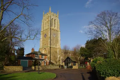 Your Private Cotswolds Castle이 있는 마을의 상징인 로어 브레일스의 성 조지 교회. 휴가 숙소 자체의 무료 사진은 없습니다