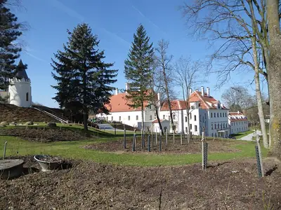 왼쪽 가장자리에 원형 정자가 보이는 Schloss Thalheim의 남쪽 건물과 동쪽 건물