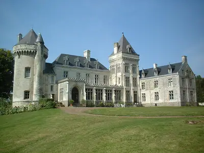 캉블랭라베에서 약 4 km 떨어진, 역사 기념물로 등재된 Château de Villers-Châtel